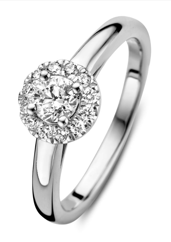 14 Karaat witgouden entourage ring met volle scheen en een middensteen van 0,32 crt. De ring is zo ontworpen dat hij naadloos gecombineerd kan worden met een gouden (rij)ring. Totaal 0.45 crt H/SI-1.